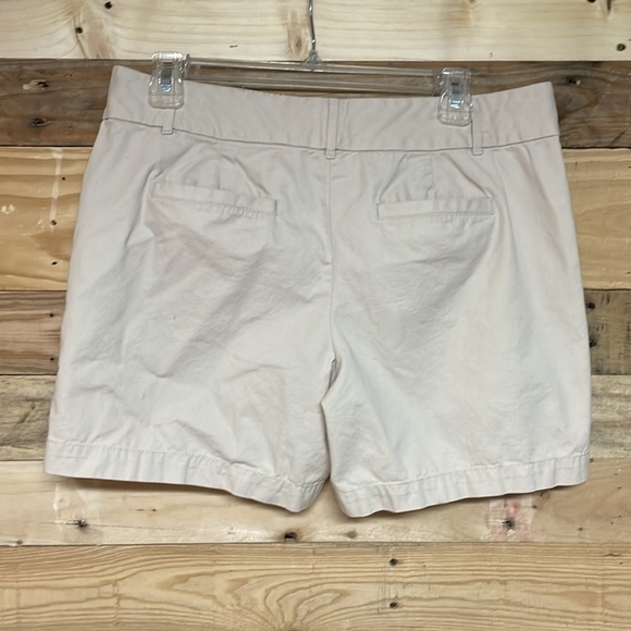 Loft size 6 Cream Colored Mid-rise 6” Inseam The Riviera Shorts with Pockets - Picture 9 of 11
